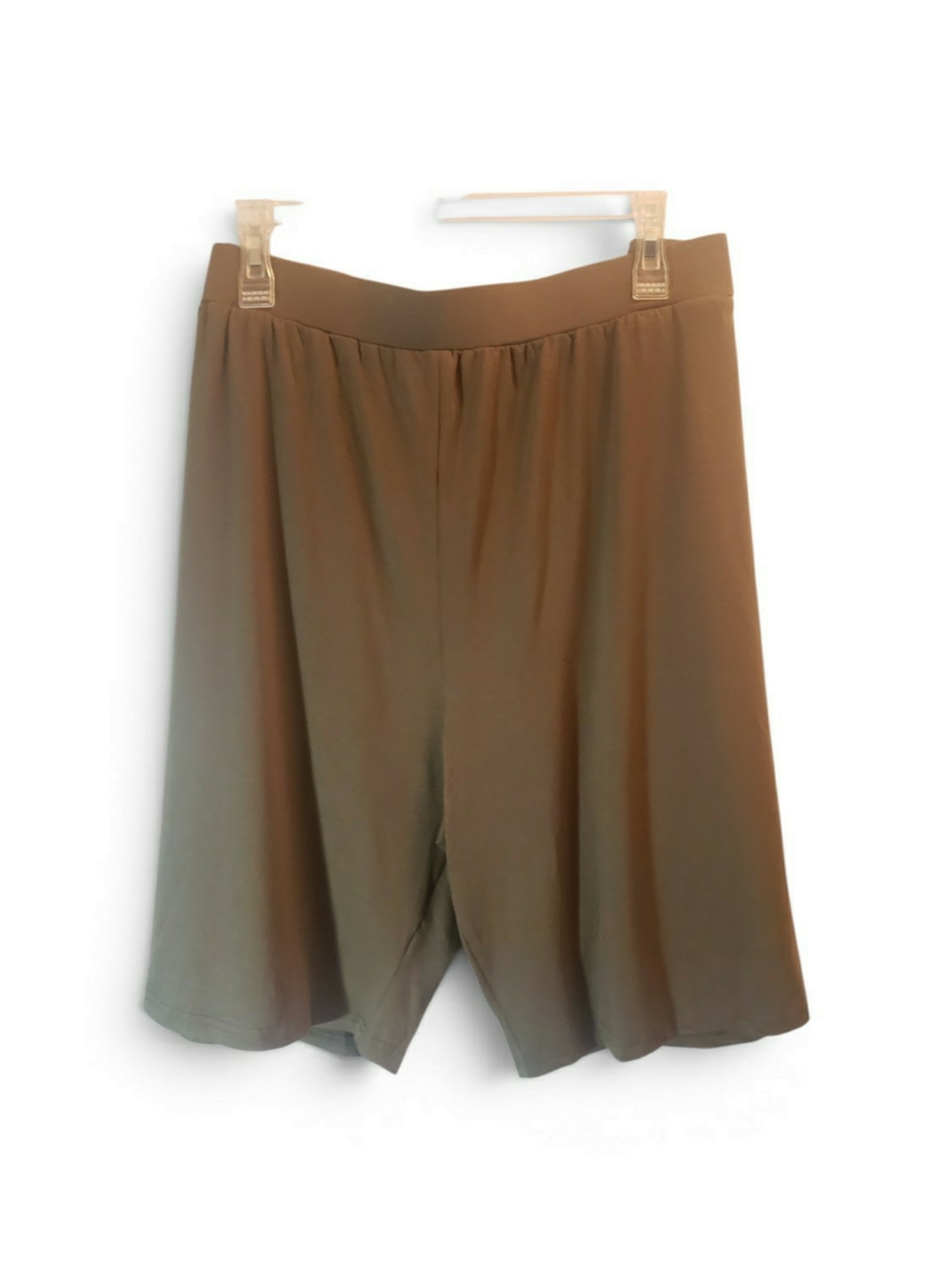 Womens 4X pair of soft, olive-colored lounge shorts with pockets. New